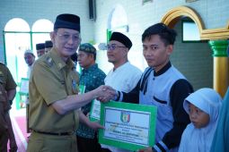 Penjabat Bupati Pringsewu serahkan bantuan rumah ibadah dan lembaga keagamaan