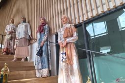 Jangan takut "mix and match" busana agar tetap bergaya saat Lebaran