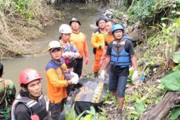 Sepekan pencarian, petugas evakuasi bocah korban hanyut di Kediri