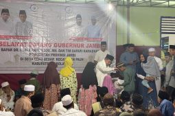Gubernur Jambi kunjungi desa terpencil janjikan perbaiki jalan