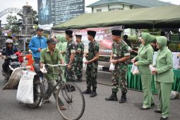 Keluarga besar Korem 042/Gapu berbagi takjil puasa