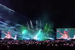 BLACKPINK goyang penggemarnya di Stadion Utama GBK Jakarta