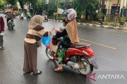 ITS Mandiri bagikan takjil kepada warga