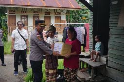 Polisi salurkan bansos untuk warga tidak mampu