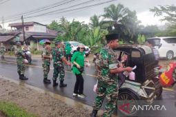 Koramil Batangtoru bagikan takjil Ramadhan kepada masyarakat