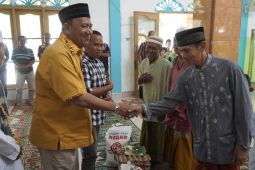 Plt Bupati Langkat serahkan 425 paket bansos