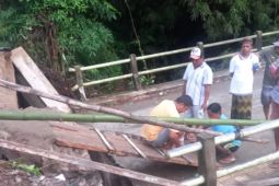 Pemerintah desa dan warga bangun jembatan darurat Upomela