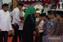 Gubernur Khofifah bagikan 500 tas sekolah kepada anak yatim Sumenep