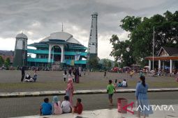 Alun-Alun Palabuhanratu Sukabumi dimanfaatkan untuk kegiatan ekonomi