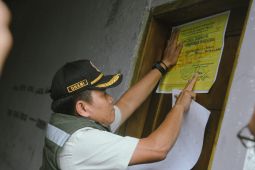 Pemkab Purwakarta segel sebuah bangunan tak berizin yang disalahgunakan
