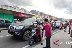 Wabup Bangka bagikan ratusan paket takjil