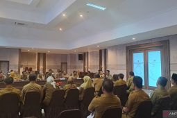 Pj Gubernur Suganda pimpin rapim pada hari pertama bertugas