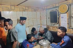 Dua nelayan yang sempat hilang ditemukan setelah 14 jam terombang-ambing di laut