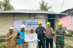 Ribuan warga dapat bantuan pasang listrik dari donasi pegawai PLN