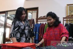 Ibu Pj Gubernur terpesona akan motif cual khas Bangka Belitung