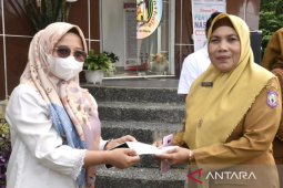 Diskominfotik Gorontalo serahkan penghargaan peringatan Harsiarnas