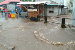 Sejumlah warga korban banjir di Halmahera Barat  kembali ke rumah