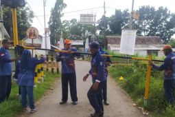 Menjelang Lebaran, Dishub Probolinggo pasang palang pintu perlintasan KA
