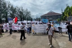 Guru-guru PPPK berunjuk rasa di Sorong