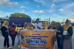 ASDP Ternate bagikan paket takjil kepada penumpang  kapal