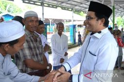Bupati HST bagikan takjil kepada masyarakat