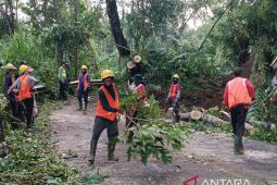 Ada longsor, BPBD arahkan masyarakat gunakan jalur alternatif ke Pura Besakih