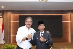 Ridwan Djamaluddin menyerahkan tampuk kepemimpinan pada Suganda Pandapotan
