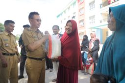 Edi Kamtono serahkan bantuan beras kepada penghuni rusunawa