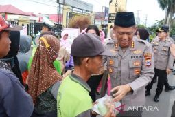 Kapolresta Banjarmasin bagikan takjil sembari sampaikan pesan kamtibmas ke masyarakat