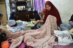 FOTO - UMKM busana adat Aceh sulaman benang emas