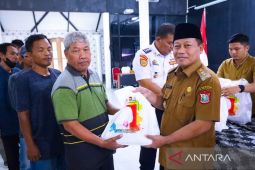 100 "pebetor" di Tanjung Balai dapat bingkisan Ramadhan