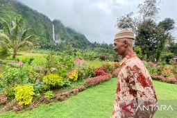 Pemkab Cianjur memberikan penghargaan tokoh lingkungan pada Abah Jajang