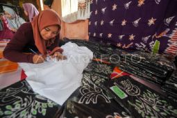 Upaya perempuan menyelamatkan bakau melalui batik