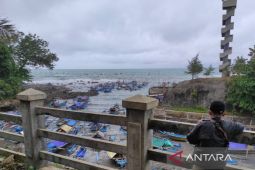 BPBD Cianjur minta warga tak beraktivitas di bibir pantai