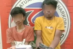 Dua  terduga pengedar sabu ini ditangkap tim Satres Narkoba Polres Palas