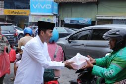 Pj Gubernur Babel bersama Forkopimda berbagi takjil