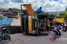 Truk batu bara Lampung melebihi tonase, terguling dan akibatkan kemacetan parah