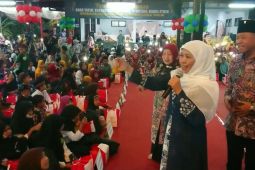 Gubernur Khofifah bagikan 1.700 paket bantu anak yatim di Tulungagung