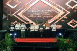 Kaper BKKBN dampingi gubernur serahkan penghargaan