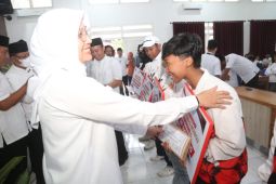 Bupati Ipuk serahkan bonus atlet berprestasi ajang Porprov jatim