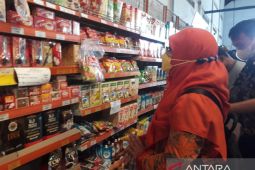 Dinkes Kabupaten Kediri temukan produk kedaluwarsa hingga kemasan penyok