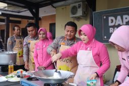 Polres Blitar Kota bagikan menu buka gratis