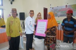 Bupati Gorontalo Utara salurkan bantuan program desa rawan pangan