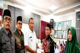 Wali Kota Sibolga serahkan bantuan program BAZNAS kepada siswa berprestasi