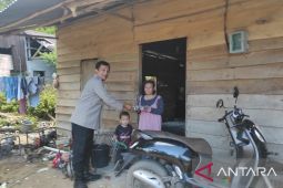 Polisi Bangka Barat salurkan bantuan paket sembako