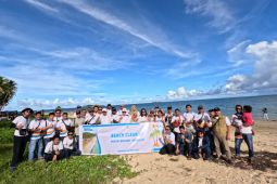 PLN UP3 Saumlaki gelar aksi bersih di pantai Weluan Tanimbar