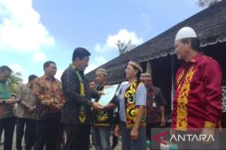 Menteri ATR serahkan15 sertifikat tanah kepada warga Dayak