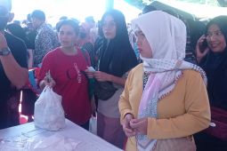 Warga tiga kecamatan belanja di pasar murah yang digelar Pemkab Lebak