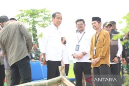 Jokowi urges farmers to use local organic fertilizers