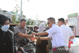 Imigrasi Lhokseumawe berbagi takjil gratis kepada masyarakat